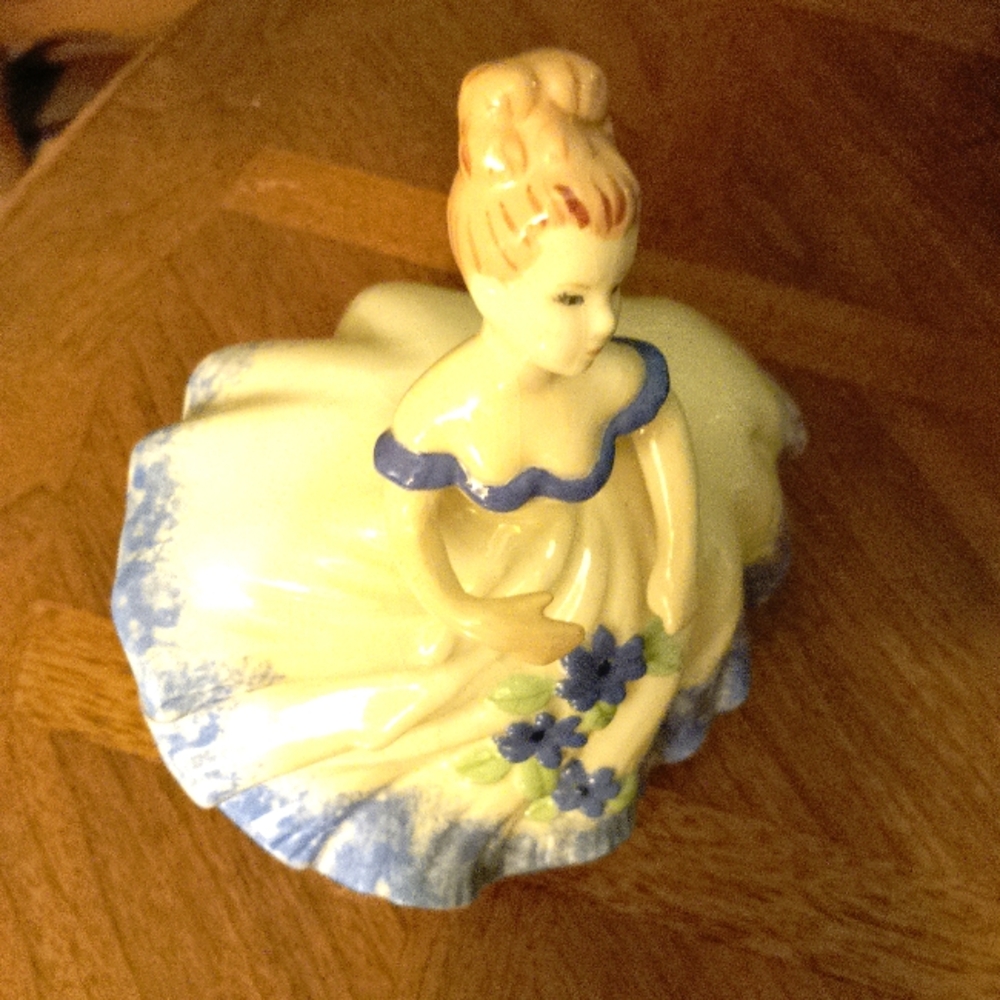 Beautiful Vintage lady figurine.